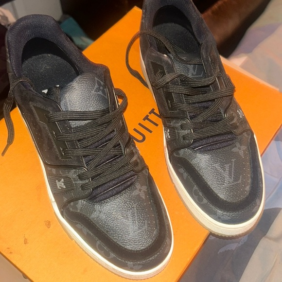 Louis Vuitton Trainer Sneaker. Size 8. - Picture 2 of 3